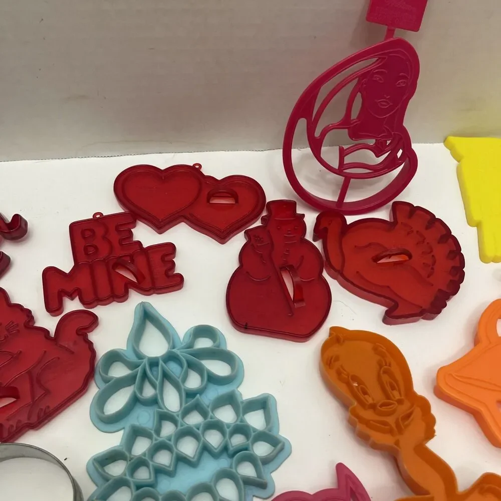 Lot Of Vintage Cookie Cutters Looney Tunes Popples Holiday Vintage Mickey Plus